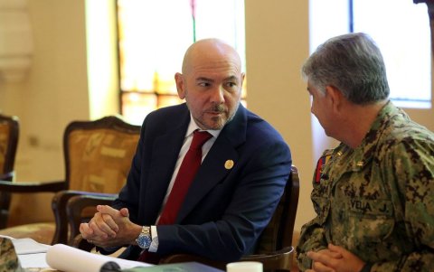 El ministro de Defensa Nacional, Gian Carlo Loffredo junto al Jefe del Comando conjunto de las Fuerzas Armadas Jaime Vela Erazo.