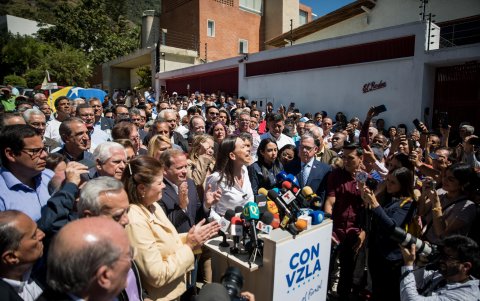 La líder opositora venezolana María Corina Machado ofrece este lunes 29 de enero de 2024 declaraciones a la prensa durante un acto de calle, en Caracas (Venezuela).