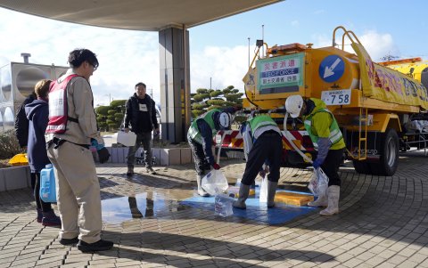 Los evacuados reciben suministro de agua en un centro de evacuación en la sucursal de Togi de la oficina municipal de Shika, prefectura de Ishikawa, Japón, el 29 de enero de 2024.