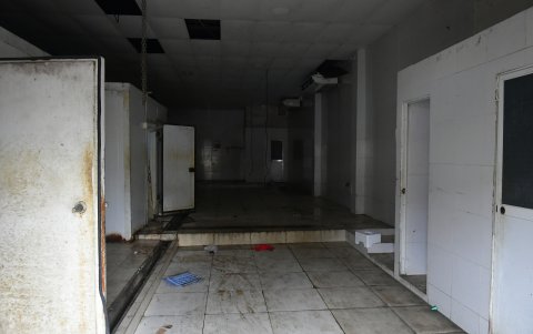 El sitio tenía manchas de sangre y carne descompuesta