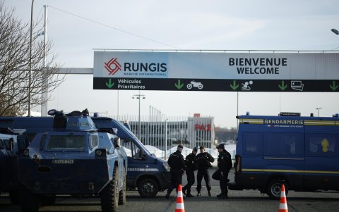 Vehículos blindados de la policía francesa están estacionados en la entrada de la ciudad de Rungis, cerca de París, Francia, el 29 de enero de 2024.