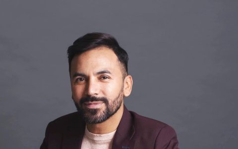 Tiene 45 años y a los 16 su familia supo que era gay.