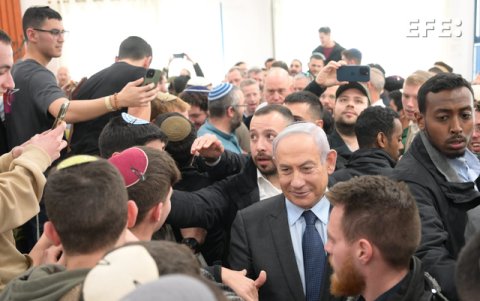El primer ministro israelí, Benjamín Netanyahu junto a jóvenes estudiantes de la academia militar Bnei David, en el asentamiento de Eli, en el territorio ocupado de Cisjordania.