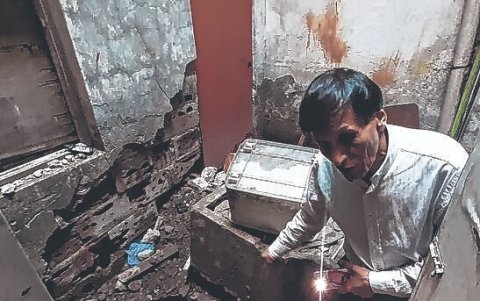 Daño. Debido al hundimiento de la vivienda causó que las tuberías colapsen.