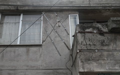 Parche. El Municipio colocó soportes en las paredes para sostener la infraestructura