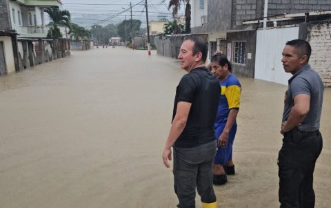 Moradores observan la inundación de las calles y casas del sector donde viven tras la prolongada lluvia.