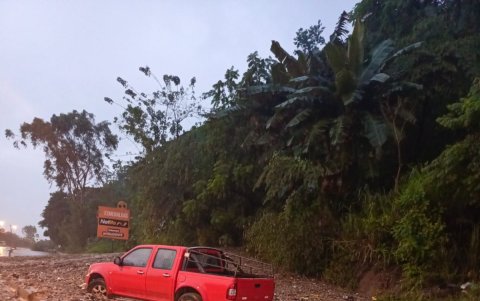 Un vehículo quedo atrapado en la carretera por el deslizamiento de tierra y lodo causado por las lluvias.