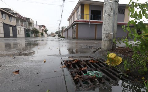 Basura. Algunas rejillas de las calles principales que tienen alcantarillado pluvial están llenas de desechos.