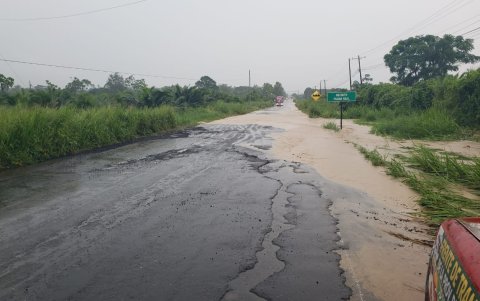Las vías aledañas sufrieron también anegamientos por largos tramos, al igual que las zonas de cultivos.