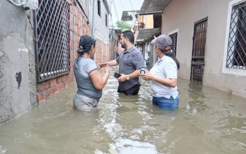 Moradores del cantón Pedernales, en Manabí, sufren los efectos de la inundación causada por una prolongada lluvia.