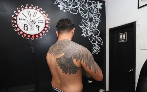 Arte. Desde el exterior se aprecia el tipo de tatuajes que se hacen en Guayaquil. Un extranjero muestra el dibujo que se hizo. Viajan exclusivamente para tatuarse.