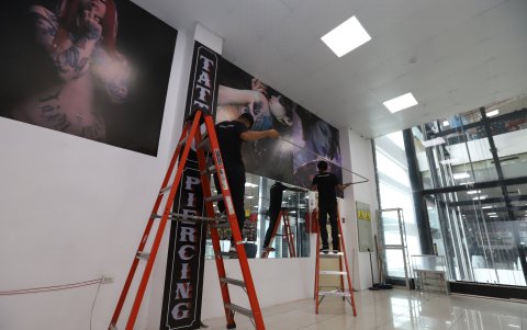 Obra.- En el Shoping Center de Pelucas y postizos amplían la zona para tatuar, cubrir tatuaje o borrar el dibujo.