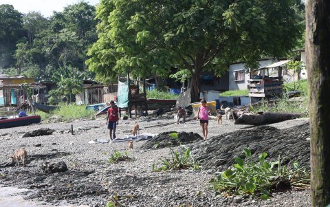 Poblado. La comunidad no cuenta con servicios básicos, por lo que sus pobladores deben sustentarse con generadores y galones de agua.