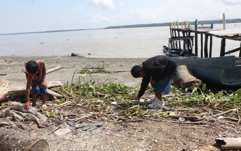 Acciones. La ciudadanía ha adquirido hábitos de reciclaje, con el fin de recolectar suficiente plástico para sus pasajes u otros servicios que ofrece la fundación The Social Project.