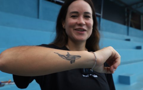 Después de su inolvidable encuentro con cuatro orcas, optó por inmortalizar ese momento con un tatuaje.