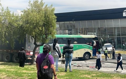 Uno de los buses afectados quedó atravesado en la Av. Morán Valverde, luego del siniestro de tránsito.