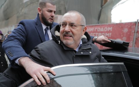 Boris Nadezhdin, candidato del partido Iniciativa Civil, sale después de presentar las firmas de los ciudadanos para su nominación como candidato presidencial.