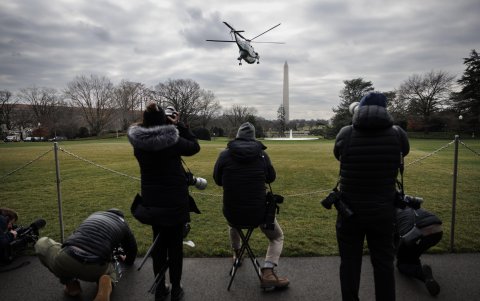 El Marine One, que transporta al presidente Joe Biden despega del jardín sur de la Casa Blanca en Washington DC, este 30 de enero de 2024.