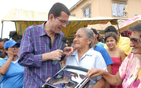 Con las madres y abuelitas, sus fieles seguidoras.