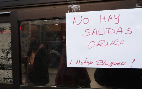 Un letrero sobre la suspensión de transporte, en La Paz (Bolivia).