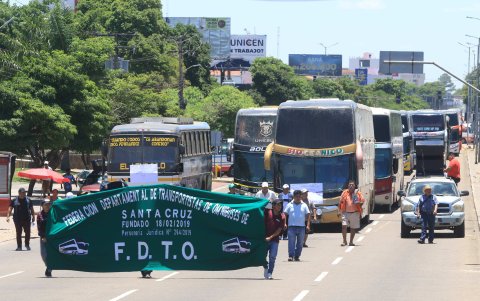Transportistas se manifiestan para exigir que se detengan los bloqueos provocados por simpatizantes del ex presidente de Bolivia Evo Morales en Santa Cruz (Bolivia).