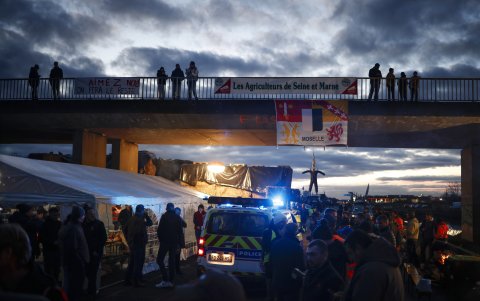 Decenas de camiones bloquean parte de la autopista A4 en Jossigny, al este de París, Francia, el 30 de enero de 2024.
