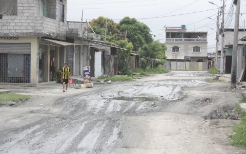 Daño. Otros sectores aledaños a la 28 de Agosto siguen con calles llenas de lodo.