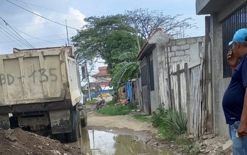 Los Ficus. Sus habitantes decidieron rellenar sus calles con desalojo obtenido de otros sectores.