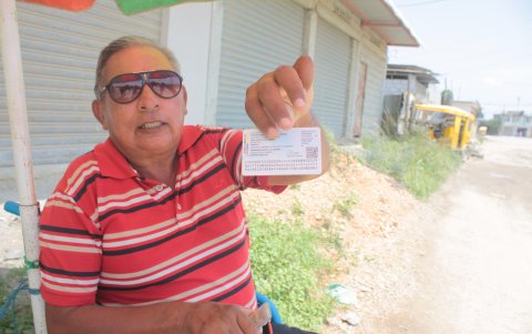 Agustín Pacheco muestra su carné de discapacidad y como se tiene que desplazar, como muchos vecinos, en la 28 de Agosto.