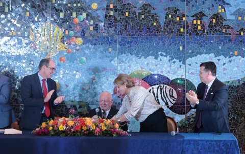 Xavier Simon durante su discurso. Lo acompañan Erik Martini, Esmeralda de Parodi y Carlos Estarellas.
