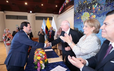 El nuevo decano, Carlos Ortega Maldonado, estrecha la mano del decano saliente, Xavier Simon.