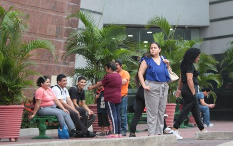 3. Resguardos. Las personas se quedan agasapados en los bajos de los edificios mientras llegan a verlos.