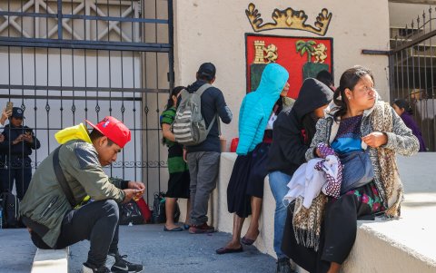 Indígenas desplazados de la comunidad de Chenalho se toman un descaso tras la manifiestación que generaron, en Tuxtla Gutiérrez, estado de Chiapas (México).