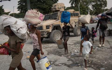 Personas abandonan sus hogares a causa de la guerra entre bandas armadas en la zona de Pernier, en la comuna de Petionville, en Puerto Príncipe (Haití).