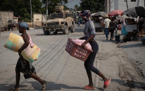 Dos personas trasladan sus pertenencias de en busca de seguridad, en la zona de Pernier, en la comuna de Petionville, en Puerto Príncipe (Haití).