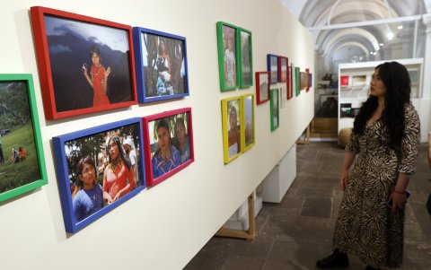 Personas asisten a la exposición 