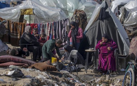 Miembros de una familia palestina que huyó del norte de la Franja de Gaza cocinan fuera de su refugio en Deir Al Balah, Franja de Gaza, el 1 de febrero de 2024.