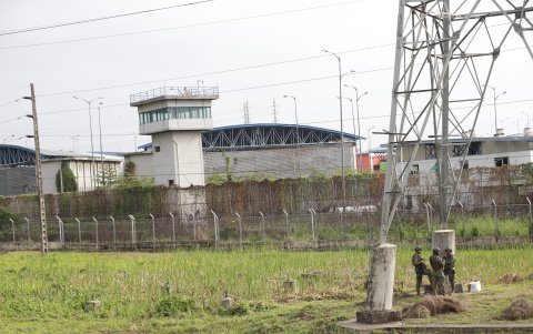 Vista. Los exteriores del complejo carcelario son custodiados por militares para reforzar la seguridad, no se observa La Roca.