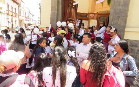 Compañeras estudiantiles de Dana también participaron en el plantón para exigir que aparezca lo más pronto posible.