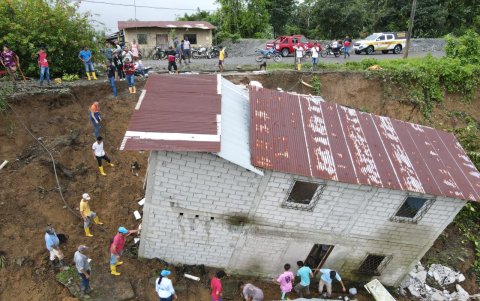 Esta es una de las casas afectadas por el deslave en la zona de El Mirador, en la vía entre Esmeraldas y Quinindé.