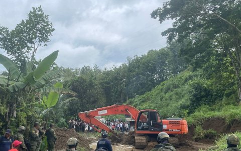 Equipos y personal del Ministerio de Transporte y Obras Públicas trabajaron durante casi cinco horas para reabrir la carretera.
