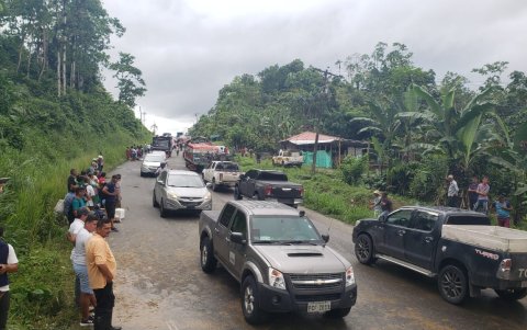 El tránsito vehicular estuvo paralizado por horas debido al deslizamiento de tierra en la vía entre Esmeraldas y Quinindé.