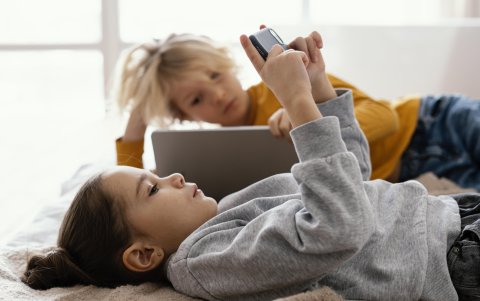 La tecnología debe ser regulada en casa, según los expertos.