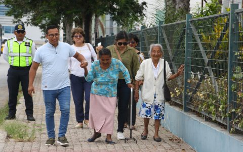 Adultos mayores en La Libertad lamentan el accionar de varios choferes de buses.