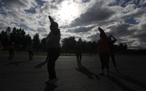Las rutinas cierran con estiramientos, para evitar lesiones