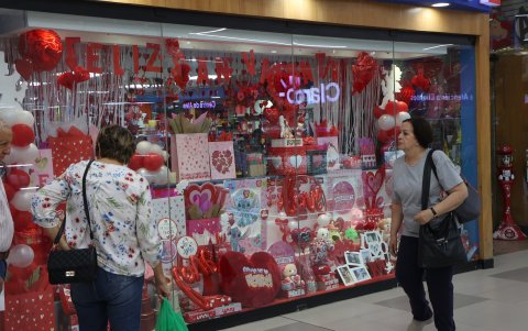 Comercio. Las vitrinas del Policentro ya lucen la decoración típica de San Valentín.