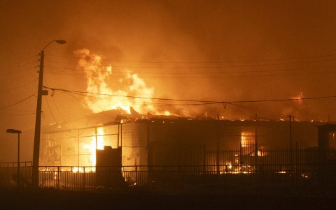 Una casa en llamas por un incendio que comenzó en la reserva natural del lago Peñuelas y ha llegado hasta las zonas urbanas en Viña del Mar el pasado 3 de febrero.