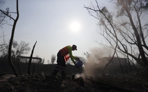 Bomberos y voluntarios tratan de extinguir los focos de un incendio en la zona de Patagual, en Viña del Mar.