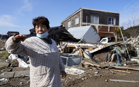 Vehículos convertidos en amasijos de metal, barcos encallados sobre carreteras y puentes al borde del derrumbe se observa en la localidad costera.