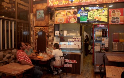 Locales. Comensales degustan shawarmas en el establecimiento Javivi, la noche del jueves 1.